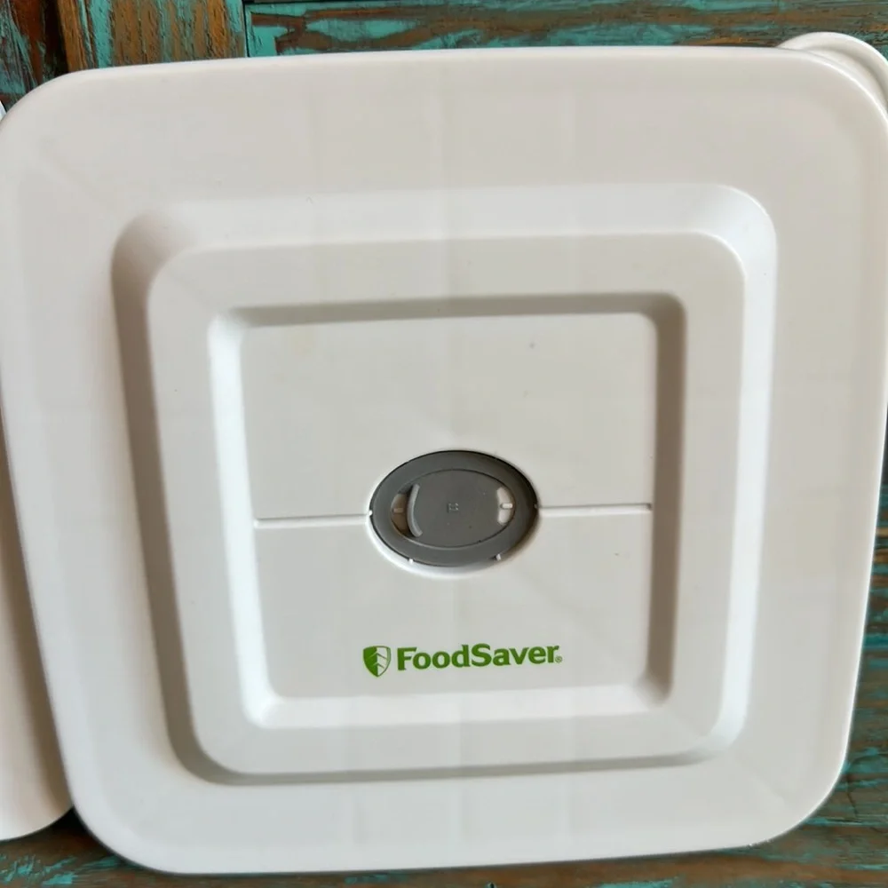 FoodSaver White Square Vacuum Storage Containers (2) Green Letters #1317